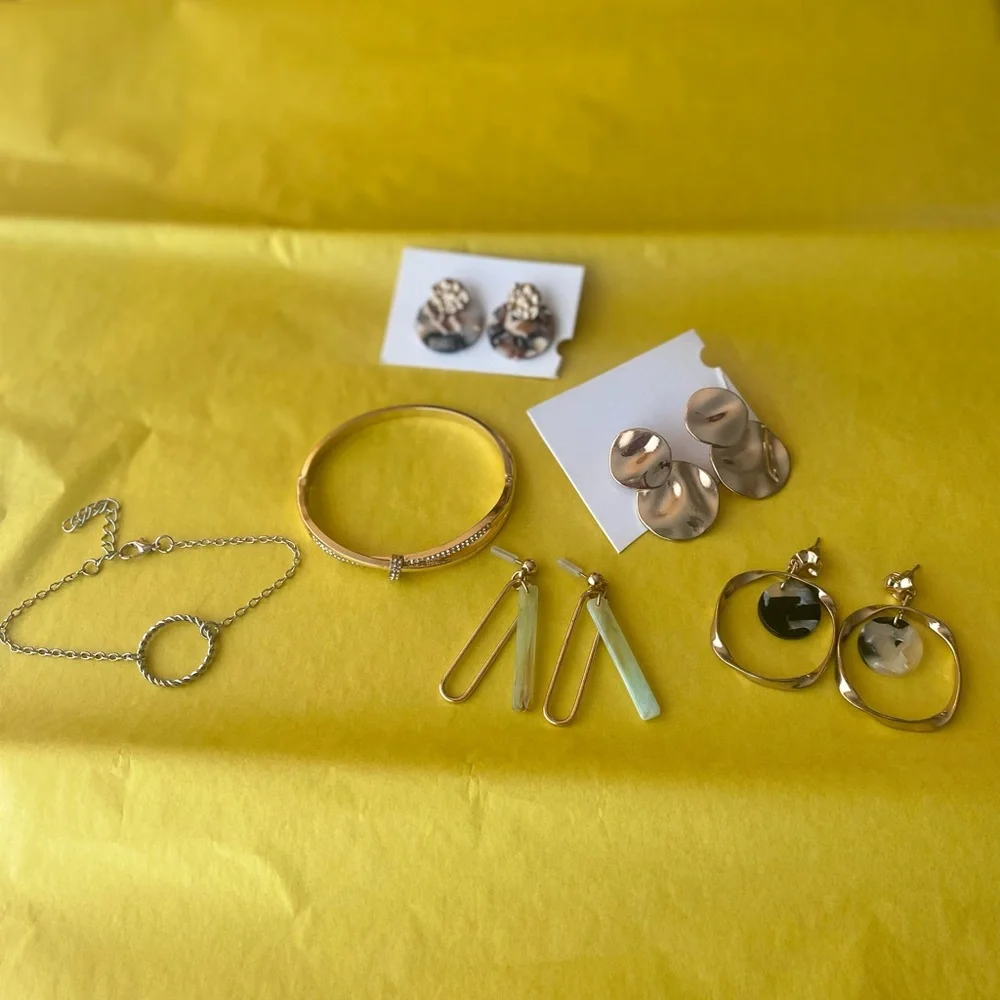 6 Jewelry Pieces Bundle from H&M Gold Classic - Picture 1 of 10